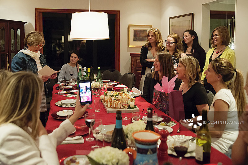 各年龄段女性庆祝生日的合影图片素材