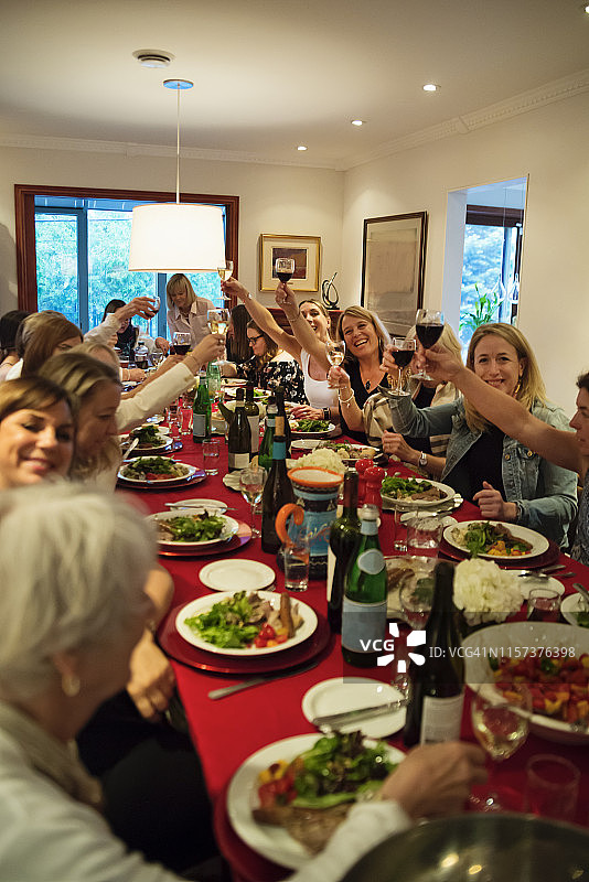 不同年龄段的女人共进晚餐图片素材