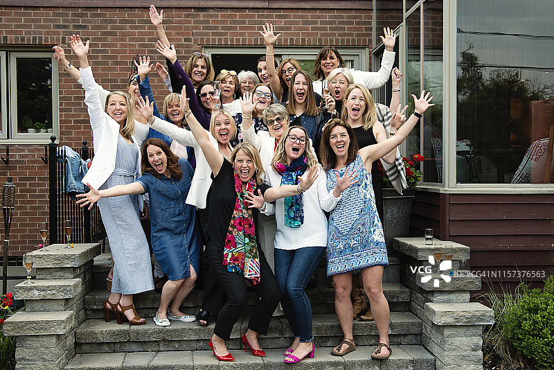 各年龄段女性合影图片素材