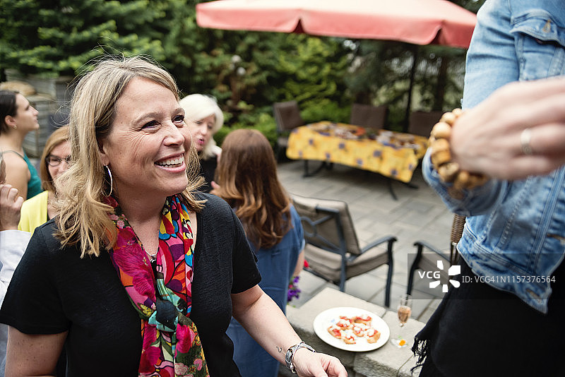 不同年龄段的女性在花园派对上庆祝图片素材