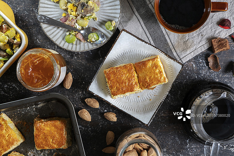 健康早餐：自制司康饼、咖啡和蔬菜沙拉图片素材