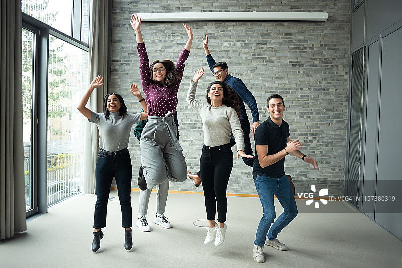 商务人士在办公室庆祝成功图片素材