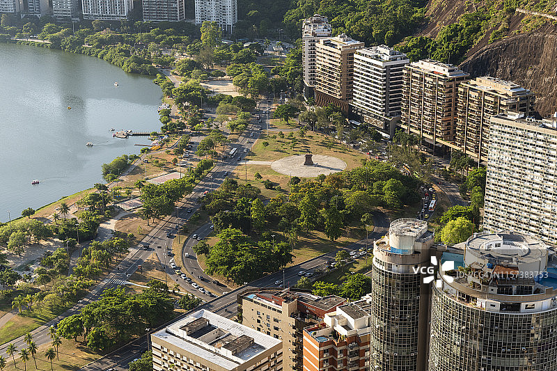 眺望泻湖旁的绿色休闲区和住宅楼图片素材