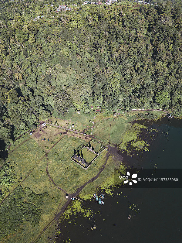 印度尼西亚巴厘岛坦布林根湖巴厘寺庙鸟瞰图图片素材