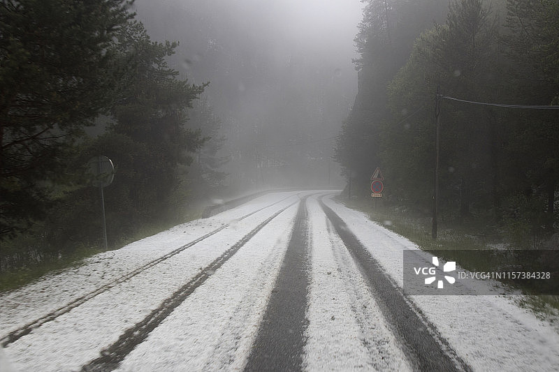 覆盖冰雹的山路图片素材