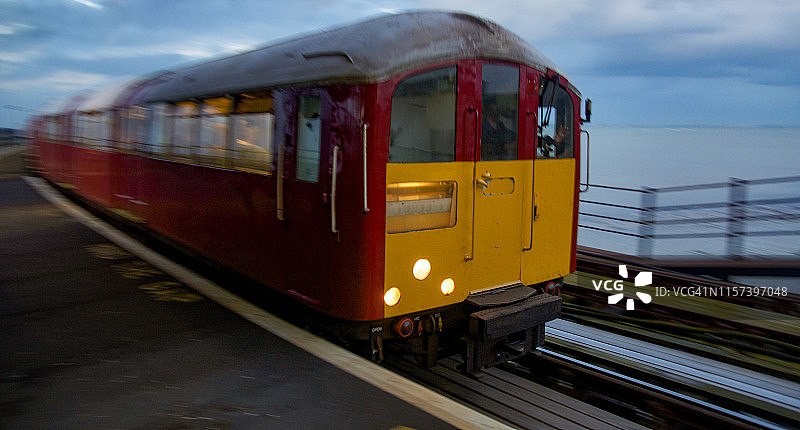 怀特岛上的岛屿线电气列车图片素材