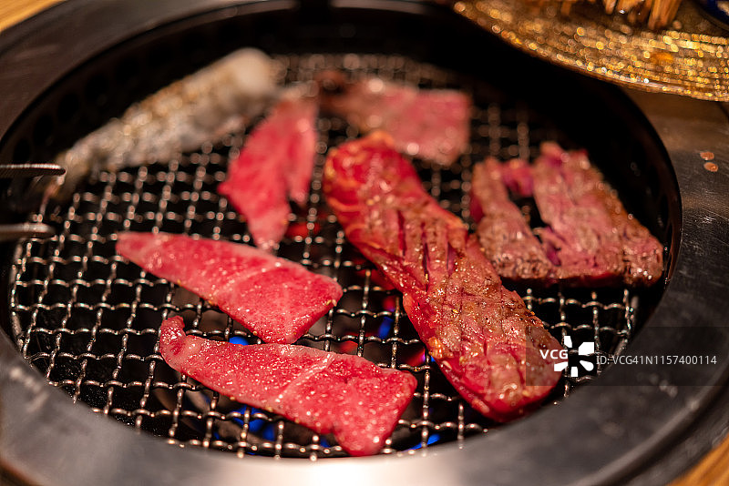 烤架上的烤牛肉图片素材