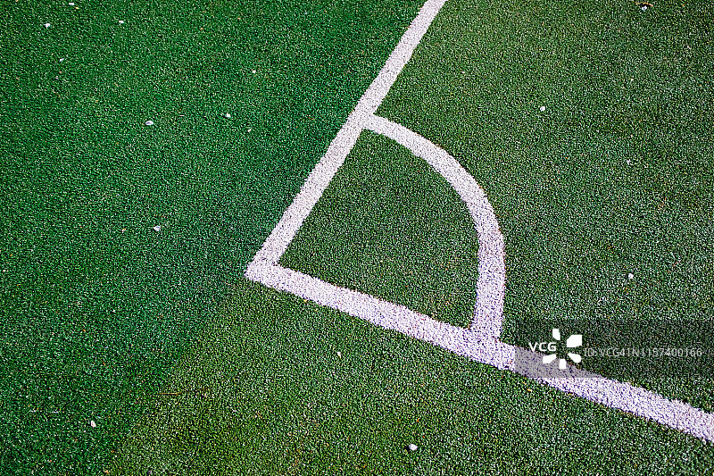 足球场局部：角球点位置，体育场绿色草地上的白色标记线图片素材