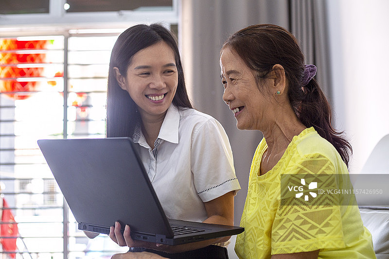 妇女高兴地听财务顾问关于她的退休计划图片素材