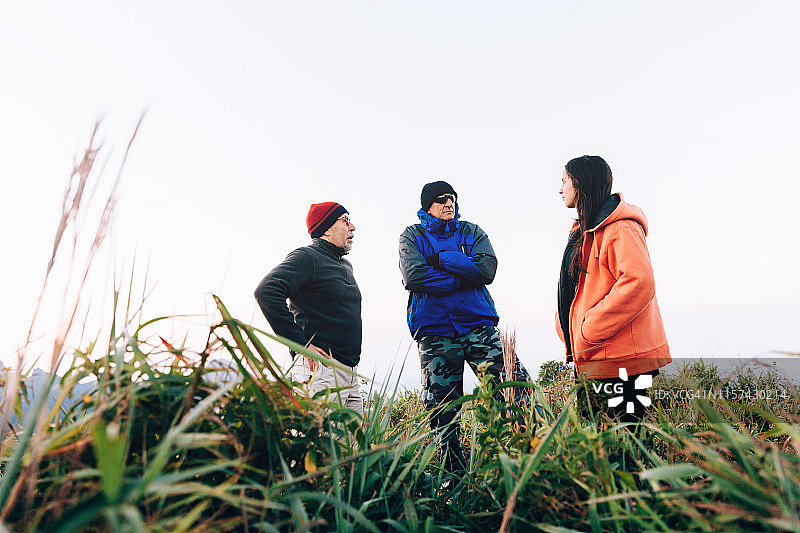 全家一起在户外徒步旅行图片素材