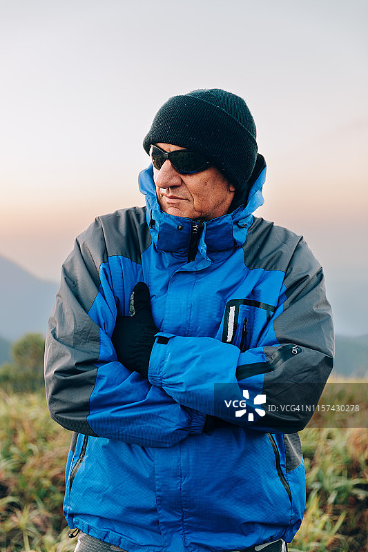 户外徒步的年长男人肖像图片素材