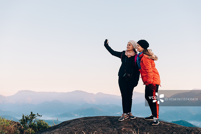 两位中年女性在奥尔冈山国家公园户外自拍图片素材
