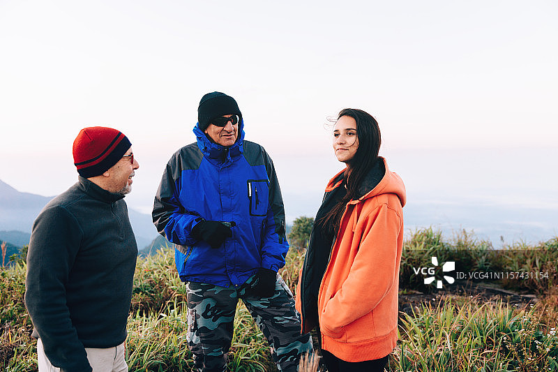 全家一起在户外徒步旅行图片素材