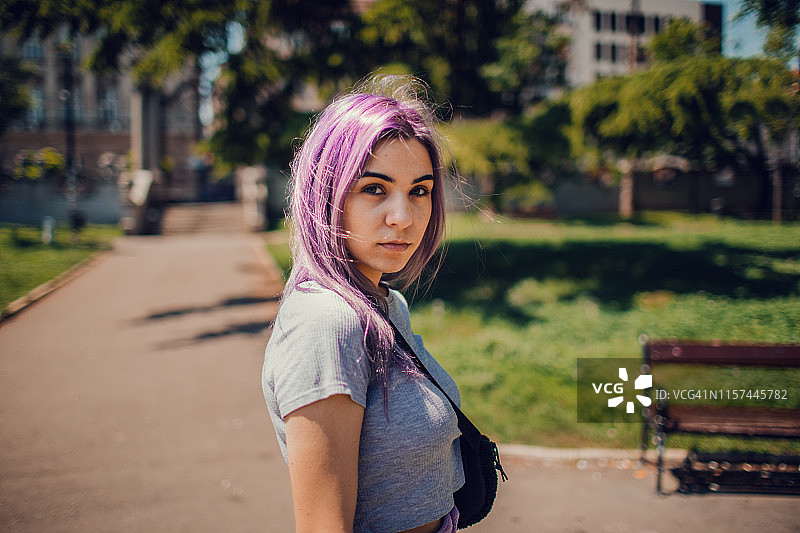 紫色头发的年轻女人 портрет图片素材