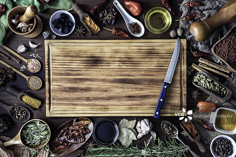 老式厨房砧板上的各种多香果调味料图片素材