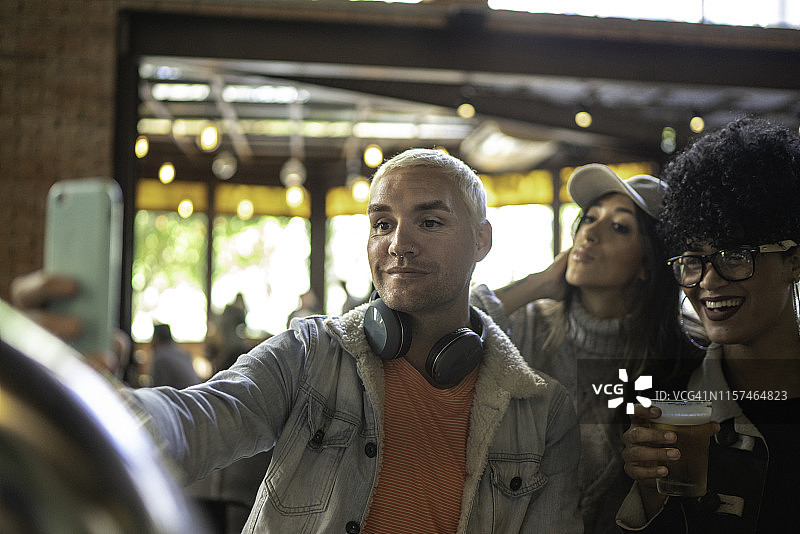 朋友们在酒吧自拍图片素材