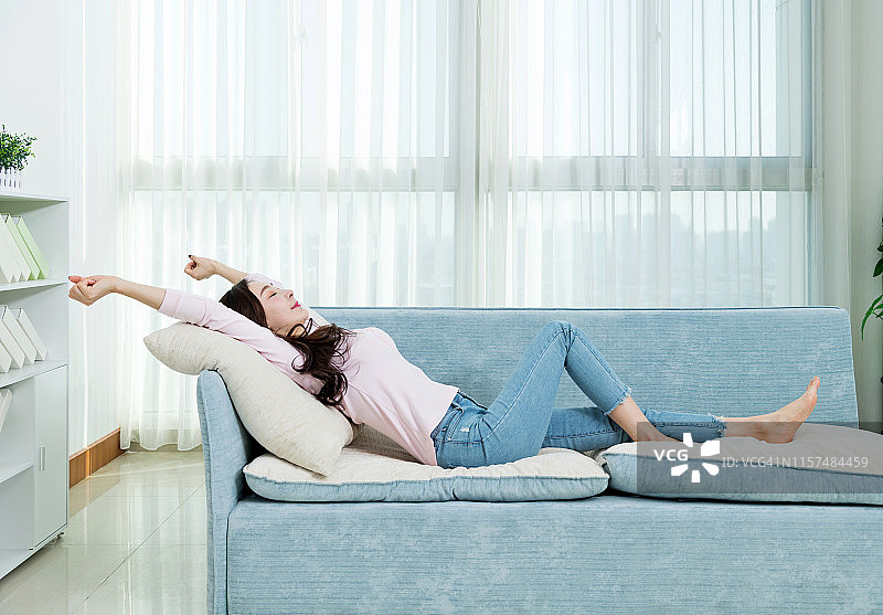 在沙发上睡觉的漂亮女人图片素材