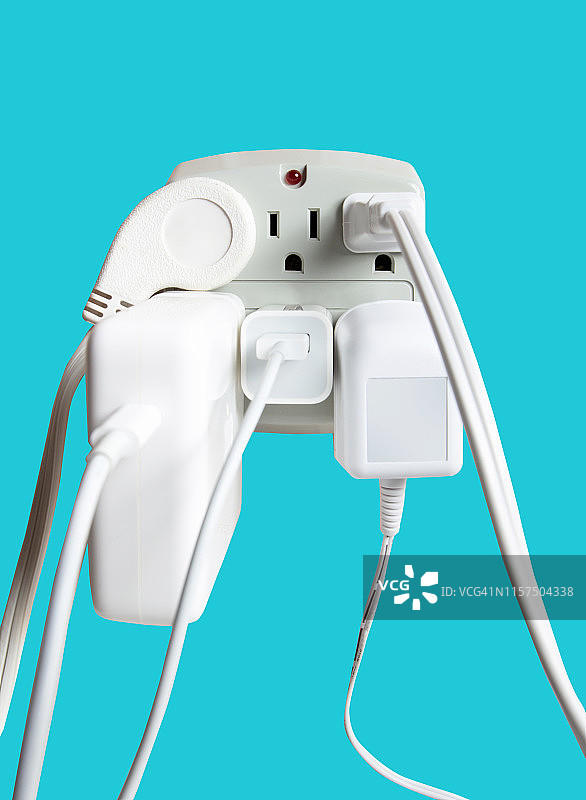 墙上的电源插座过载。插入插座的电线图片素材