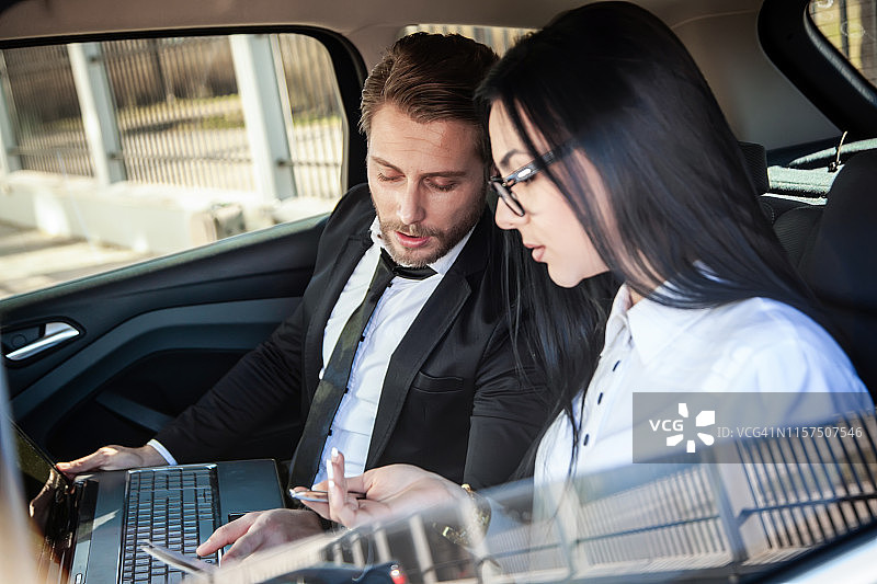 商务人士在车后座协同工作图片素材