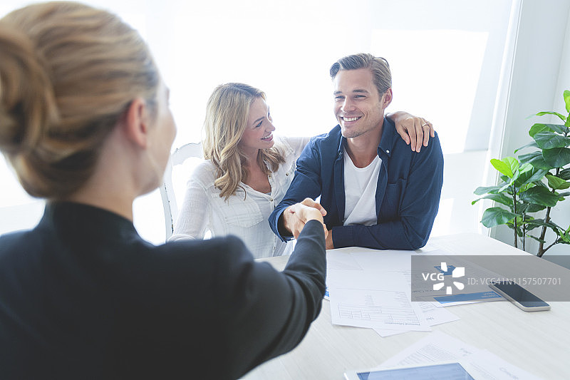 房产中介与客户握手达成交易图片素材