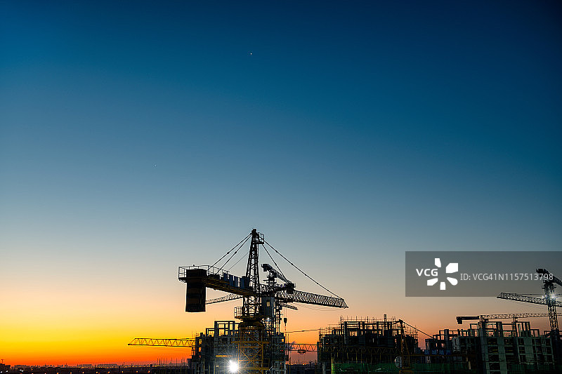 日出时分的建筑工地图片素材