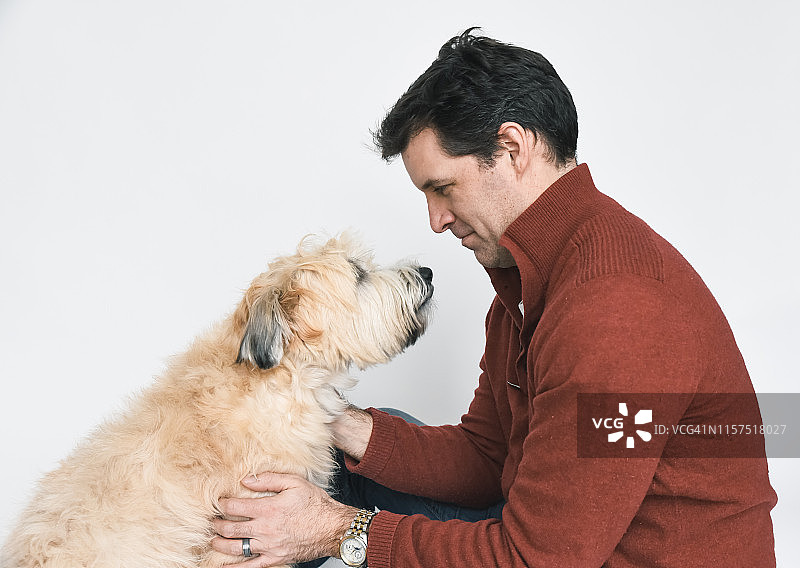 男人与狗对视肖像图片素材