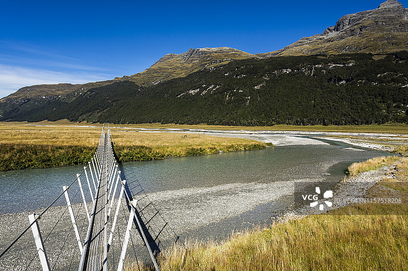 新西兰山区溪流上的金属桥图片素材
