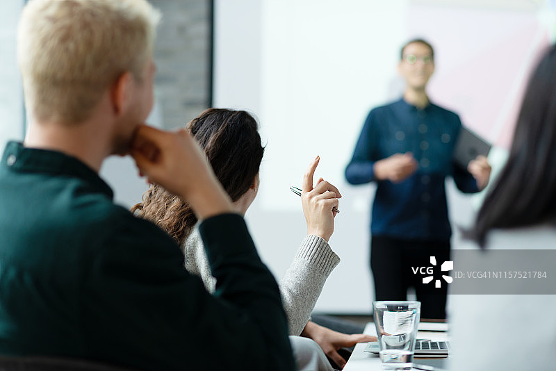 商务女性在演示过程中提问图片素材