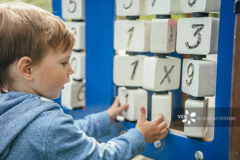 小男孩在户外游乐场或幼儿园玩耍图片素材