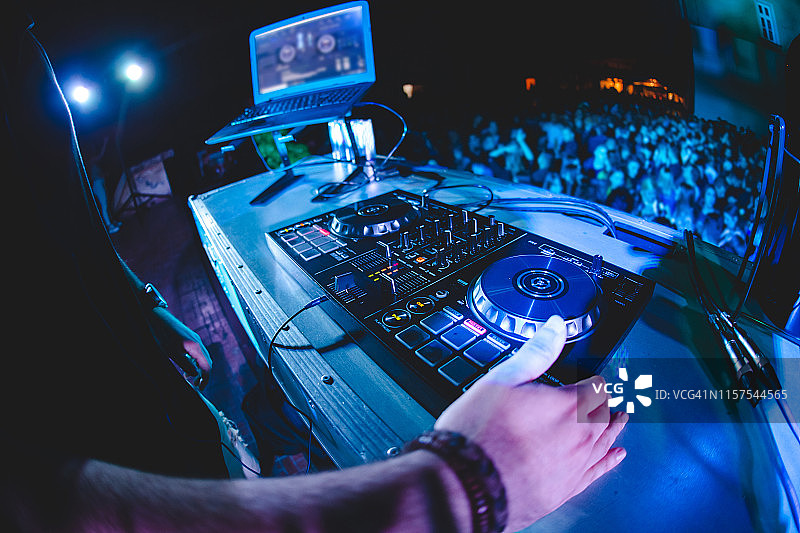 DJ在派对上播放和混合音乐图片素材