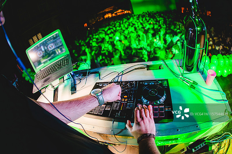 DJ在派对上播放和混合音乐图片素材