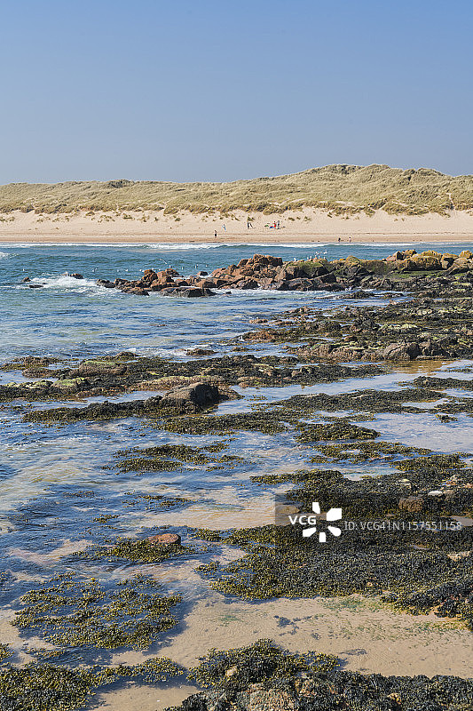 苏格兰高地地区阿伯丁附近克鲁登湾的沙质河口和多石海滩图片素材