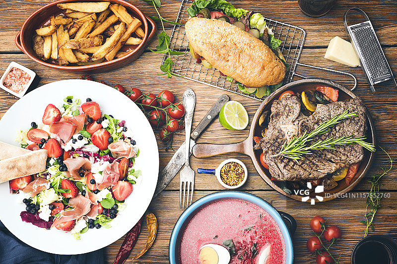 木桌上烹饪的不同食物图片素材
