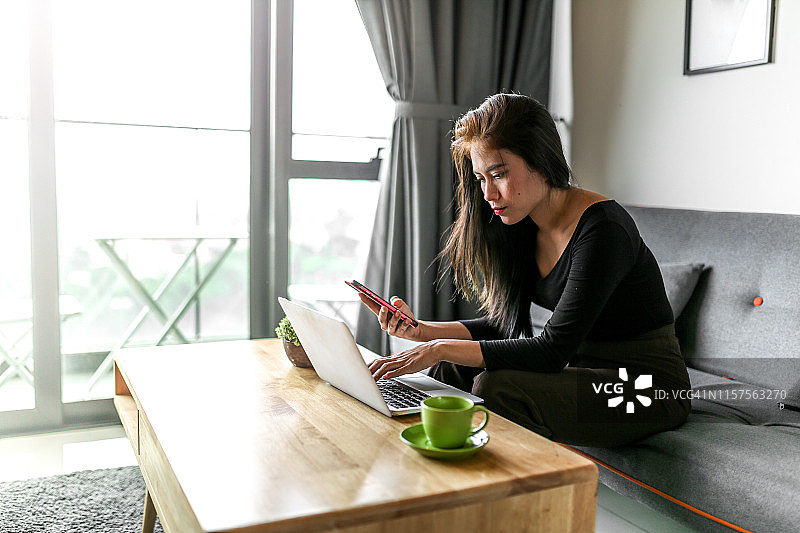 年轻自由职业者在家工作图片素材