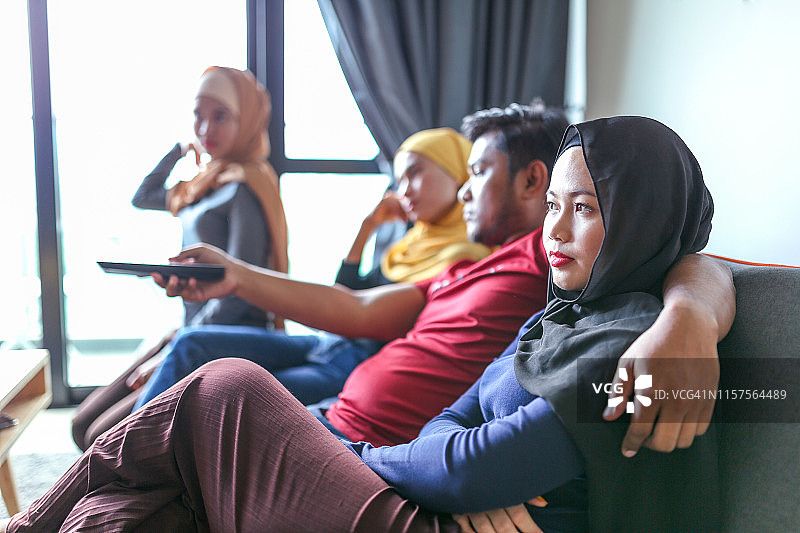 年轻的穆斯林家庭图片素材