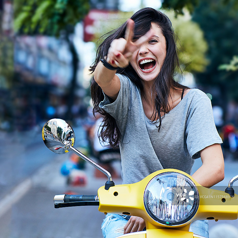 年轻有魅力的女孩和复古老式滑板车图片素材