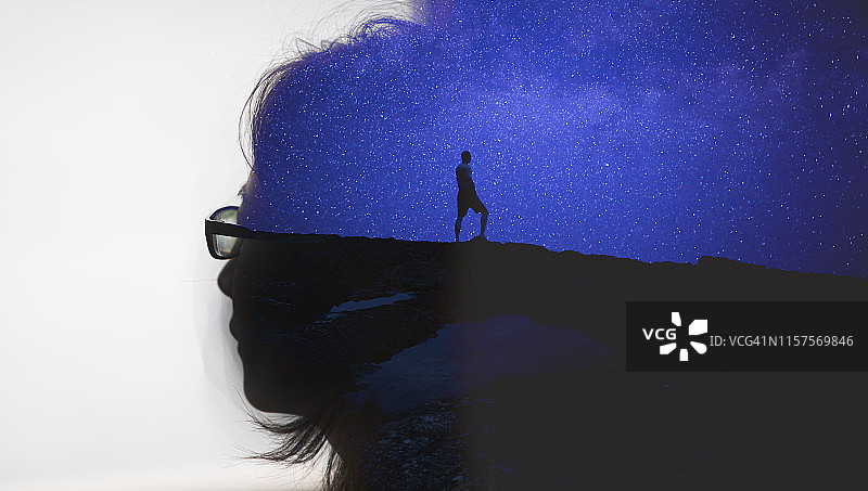 双重曝光：女人思考未来，男人探索夜晚星系图片素材