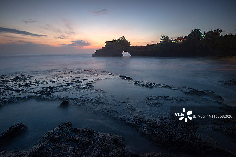 印度尼西亚巴厘岛海神庙海滩的长曝光海景图片素材