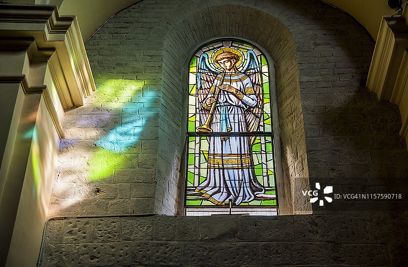 圣安德烈教堂内的彩绘玻璃窗图片素材