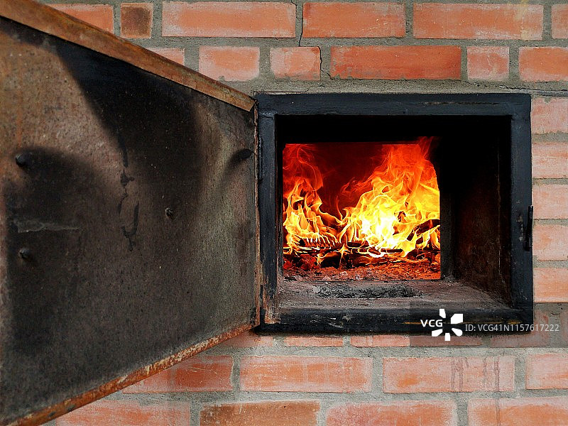 披萨烤箱里的火焰图片素材