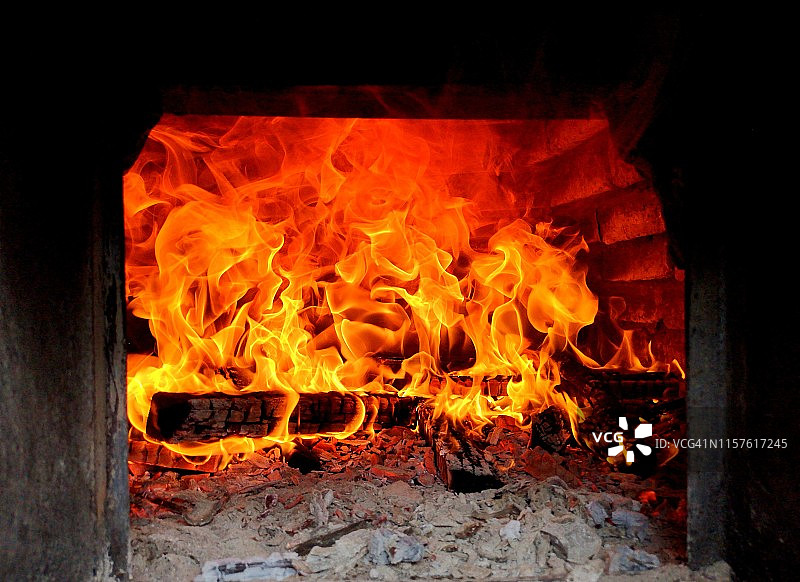 披萨砖炉中的火焰图片素材