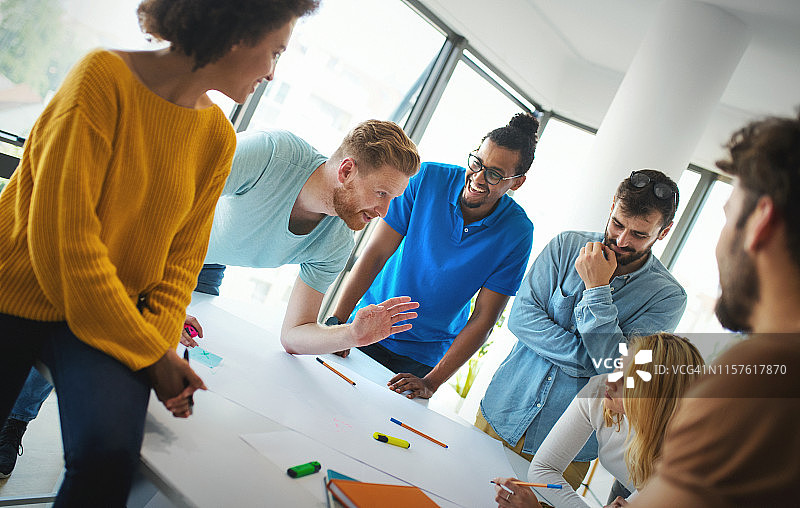 工作室里的一群年轻设计师图片素材