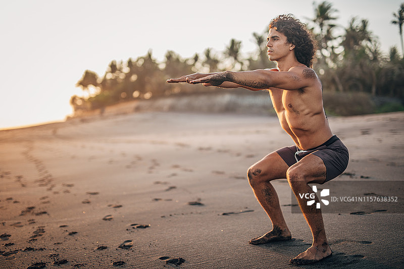 男人在海滩训练图片素材