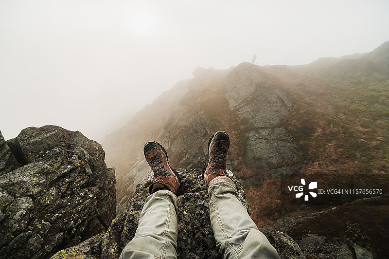 在欧洲阿尔卑斯山的探险中，徒步旅行者放松双腿图片素材