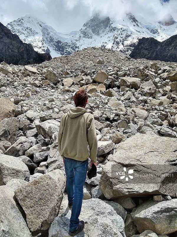 男人欣赏秘鲁帕龙湖图片素材