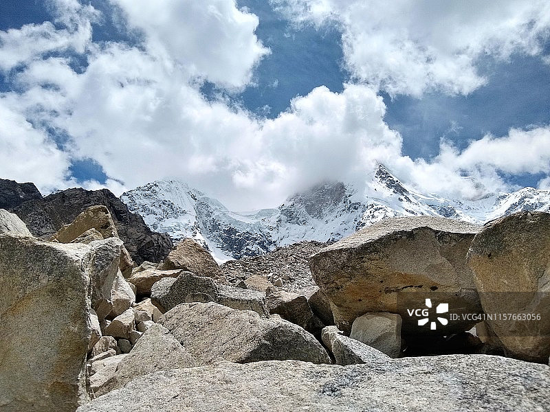 秘鲁帕隆湖附近的群山图片素材