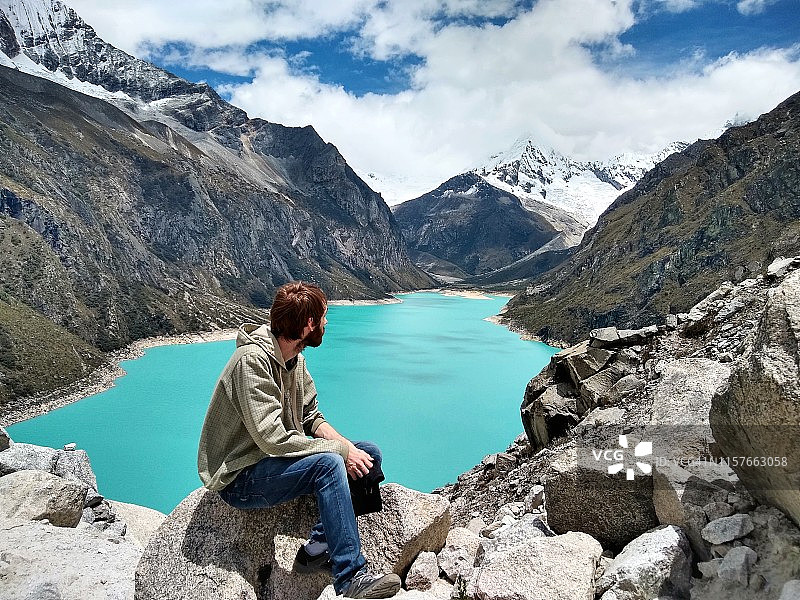 男人欣赏秘鲁帕龙湖图片素材