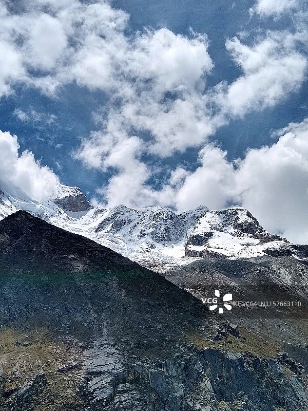 秘鲁帕隆湖附近的群山图片素材