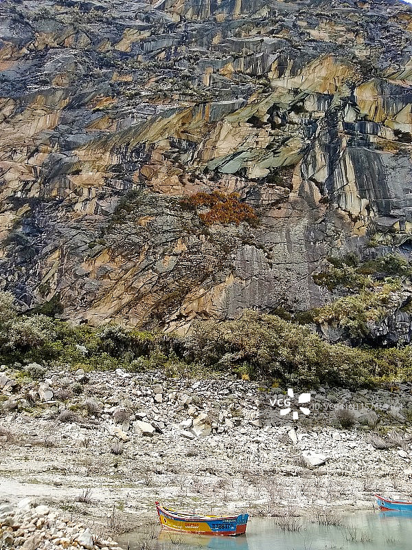 秘鲁帕龙泻湖前的船只图片素材