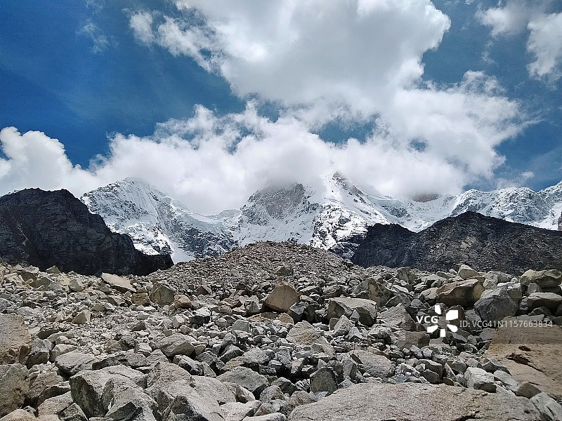 秘鲁帕隆湖附近的群山图片素材